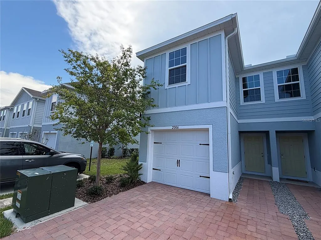 3 bed, 2.5 bath, 1441 sqft, $2,300 — Photo 2