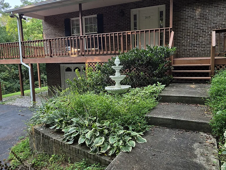 3115 Dogwood Ln — Photo 2