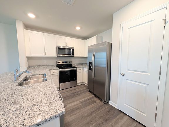 3rd image of 636 Golden Resin Rd