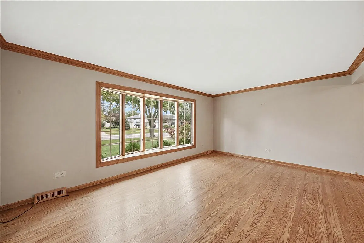 4 bed, 2.5 bath, 2337 sqft, $4,000 — Photo 2