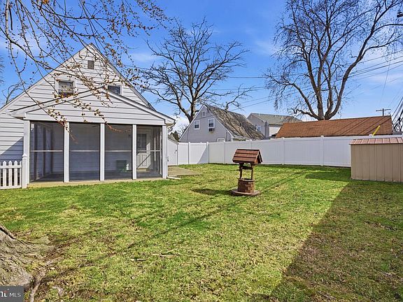 3rd image of 2704 Quaint St