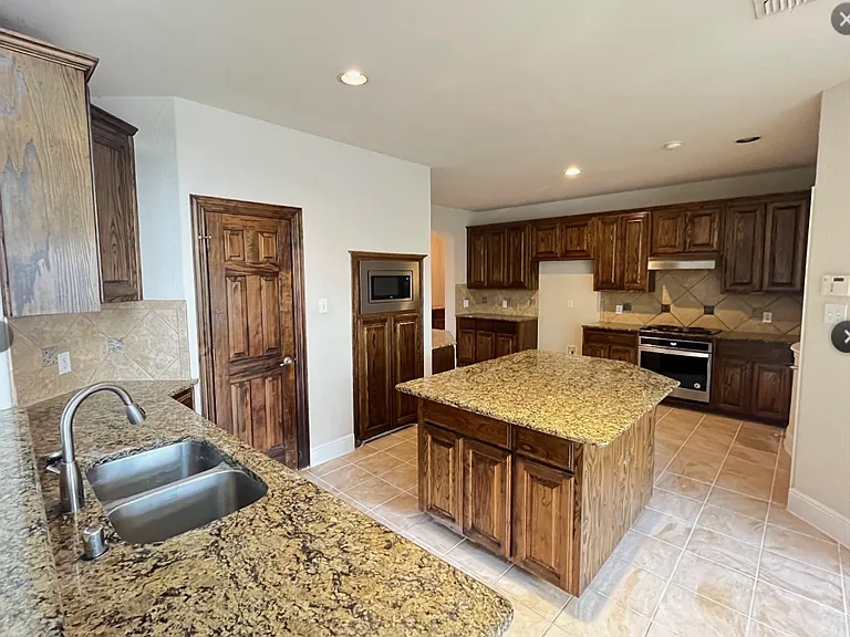 12637 Waltham Dr — Photo 4
