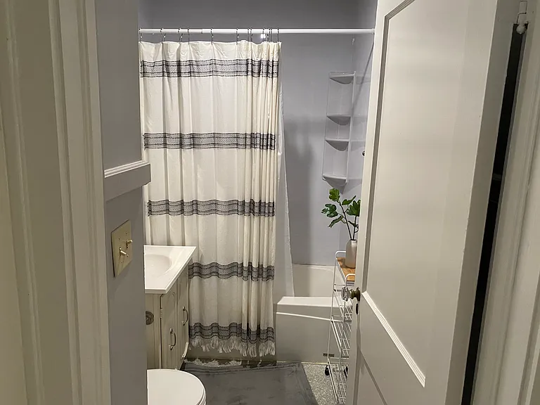 607 A S Hawthorne Rd #2 — Photo 7