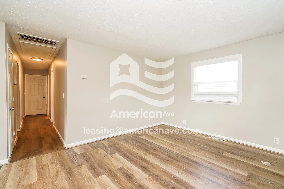 533730_002_living_room_12780398.jpg - 1629 Knox St