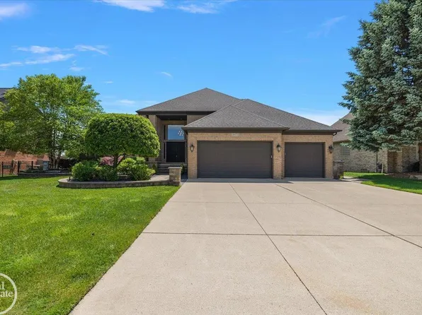 49572 Compass Point Dr, Chesterfield, MI 48047