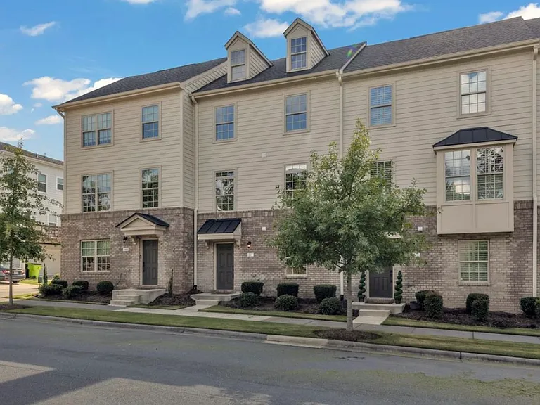 1011 Tannin Dr — Photo 1