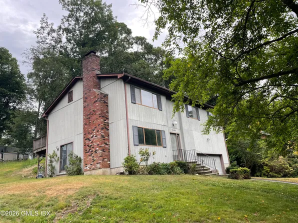 21 Windsor Ln, Cos Cob, CT 06807