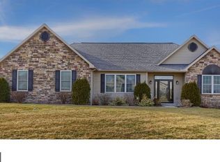 331 Woods Edge Dr, Douglassville, PA 19518