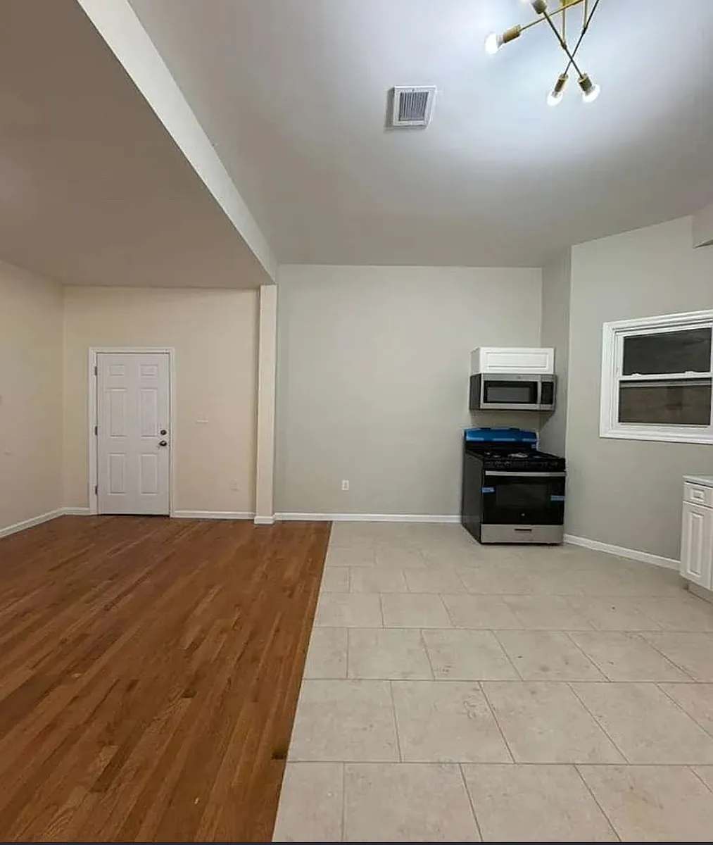 Building Photo - 826 S 15th St #RIGHT3