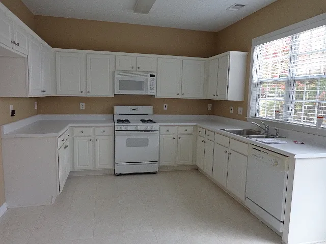 4615 Ridgefair Dr — Photo 2