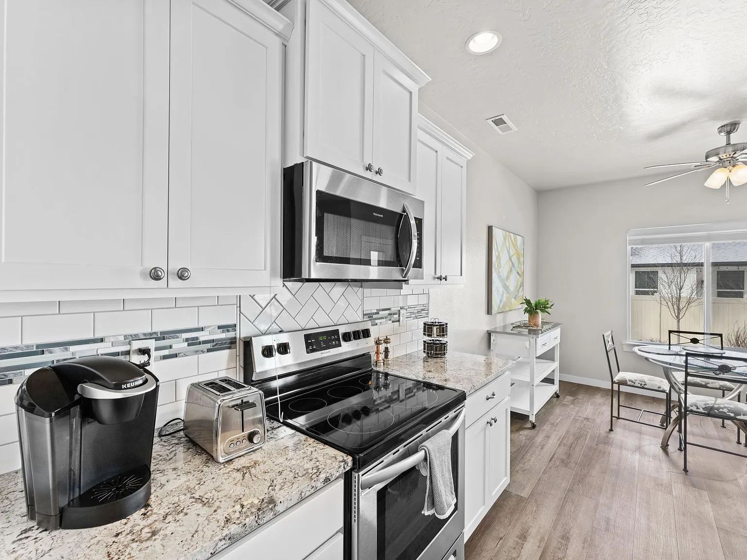 3 bed, 2016 sqft, $3,300 — Photo 4