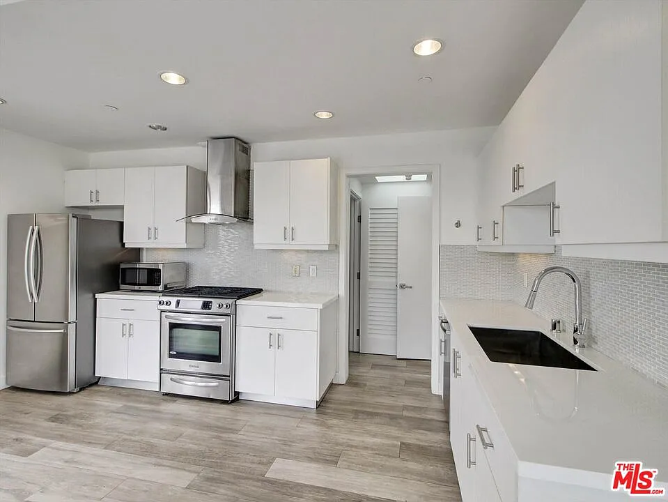 600 S La Brea Ave — Photo 2