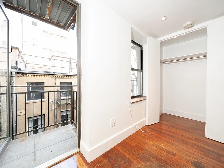 338 E 11th St #9 — Photo 2