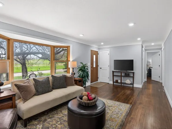 31 Demont Ave E, Little Canada, MN 55117