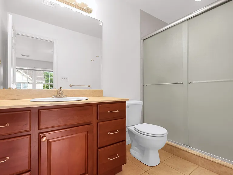 Full bathroom in bedroom 1