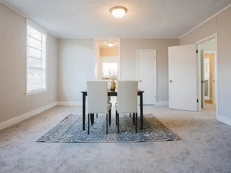 586 N 6th St — Photo 8