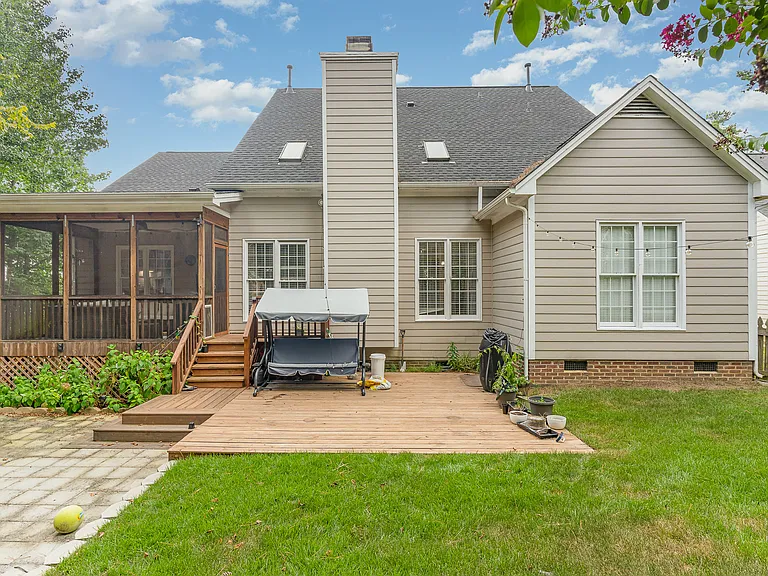 203 Brook Creek Dr — Photo 2
