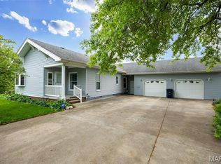 418 E Maple St, Gillespie, IL 62033