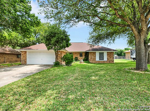 4th image of 814 COUNTRY CLUB DR