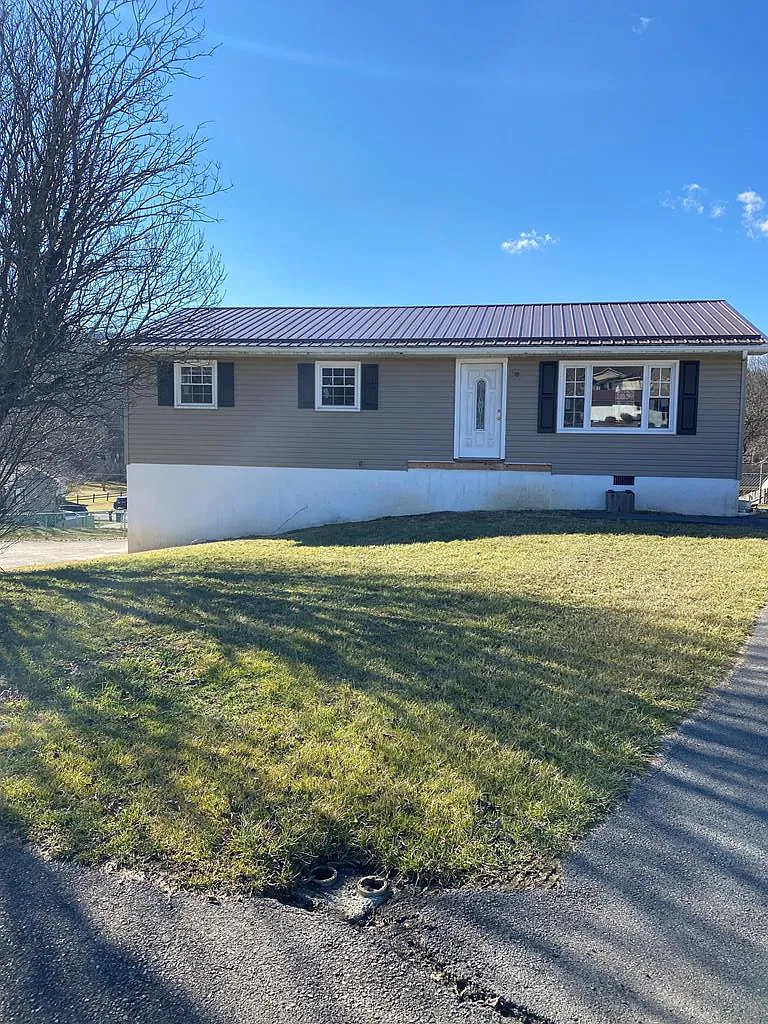202 Meadow Ct photo 1