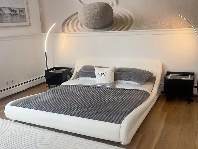Om private king size bedrrom with a king bed and electronics rechargeable bed stations