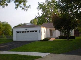 992 Debra Ln, Elk Grove Village, IL 60007
