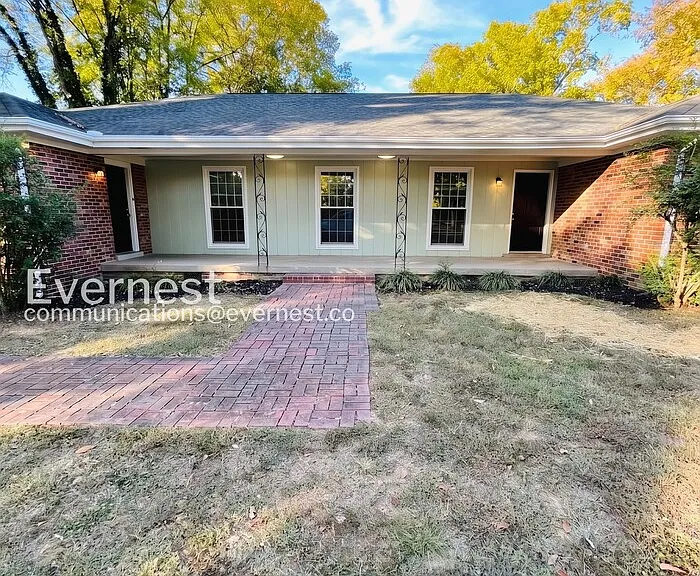 570 Hawkins Dr — Photo 3