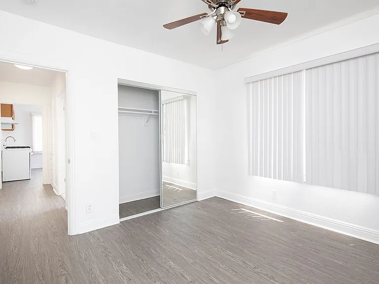 Del Oro Apartments — Photo 8