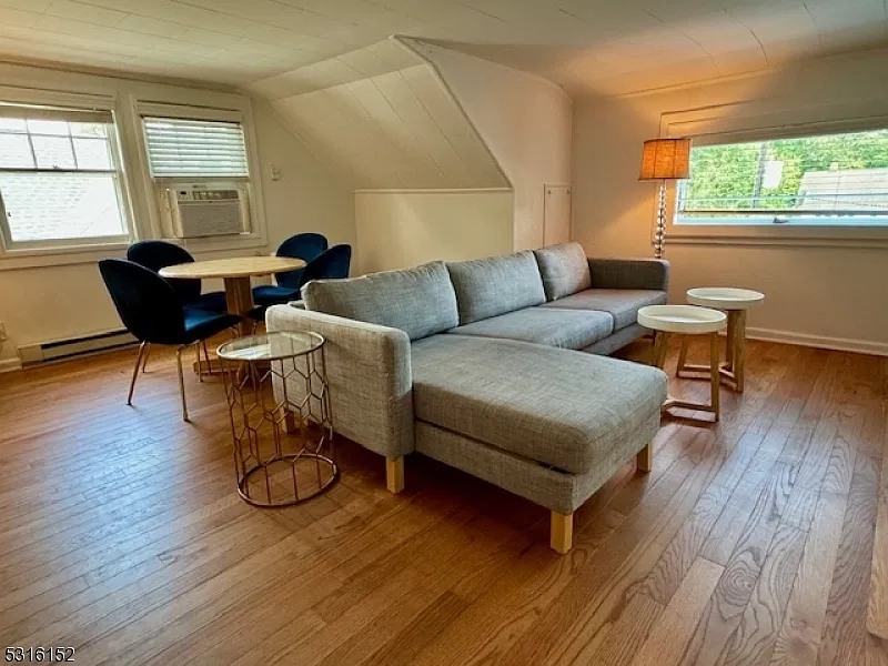 1 bed, 1.0 bath, $1,800 — Photo 2