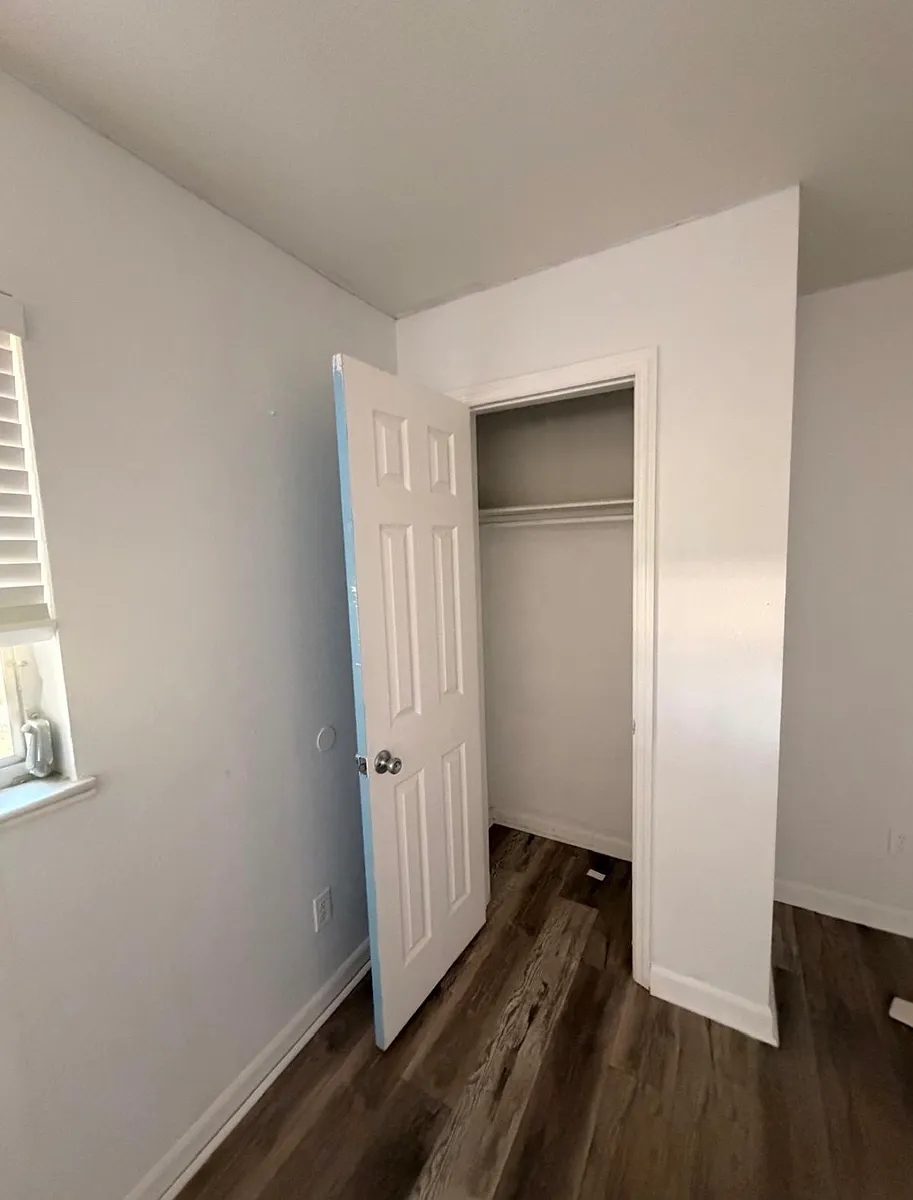 Building Photo - 2211 Sunny View Dr #1