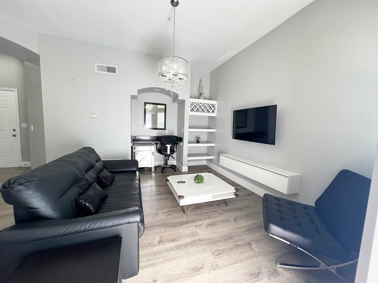 1 bed, 842 sqft, $2,500 — Photo 1