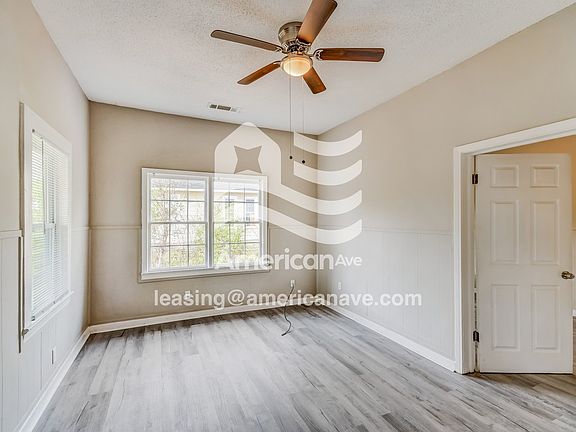 429007_004_living_room_13648172.jpg