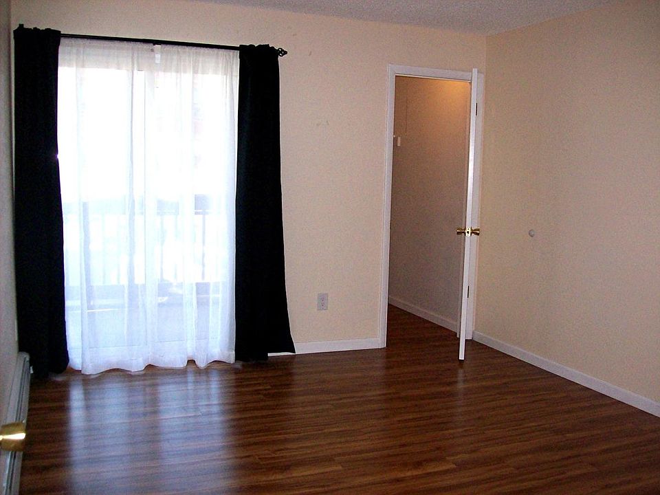 masterbedroom with walk-in closet