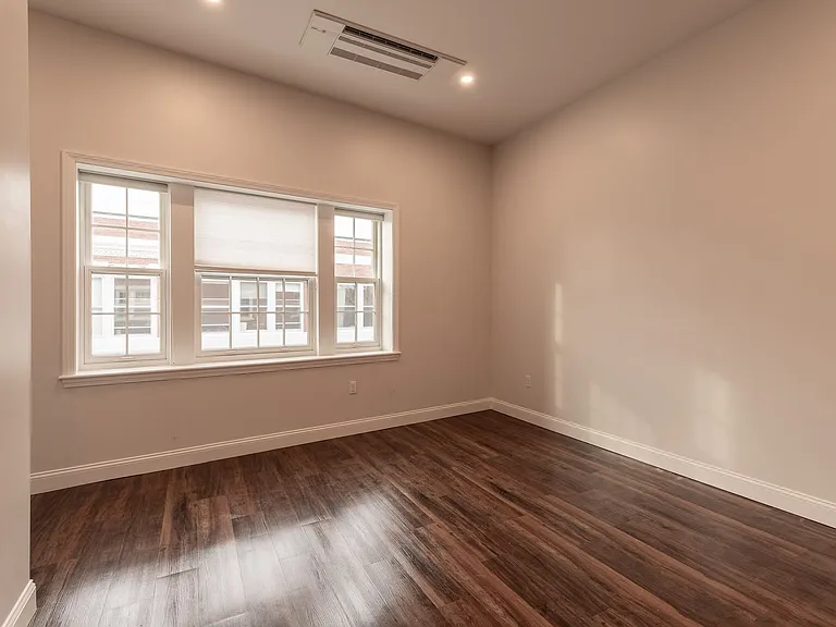 240 Cabot St — Photo 10
