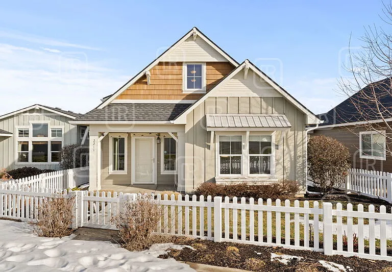 2211 N Oakland Ln — Photo 1
