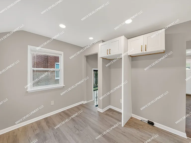 21422 Pembroke Ave — Photo 12