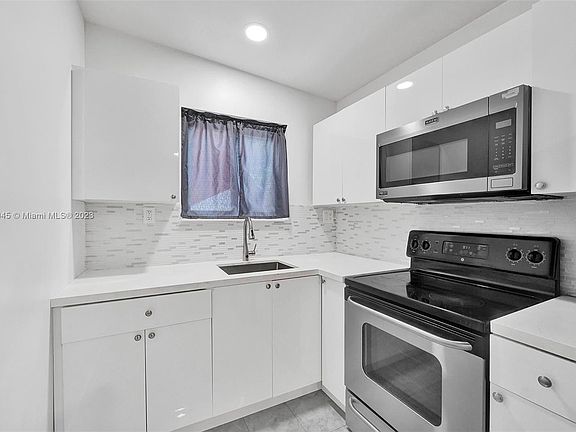 3rd image of 418 NW 47th St #3