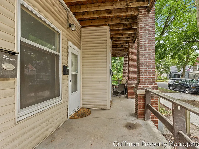 1545 Queen Ave NE — Photo 3