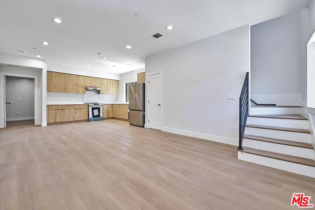 2 bed, 1.5 bath, 1100 sqft, $3,500 — Photo 2