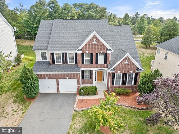3rd image of 816 Larch Valley Ct NE