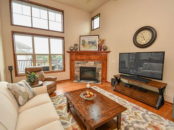 5th image of 825 Conifer Ct