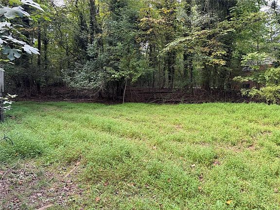 4th image of 401 Dogwood Cir