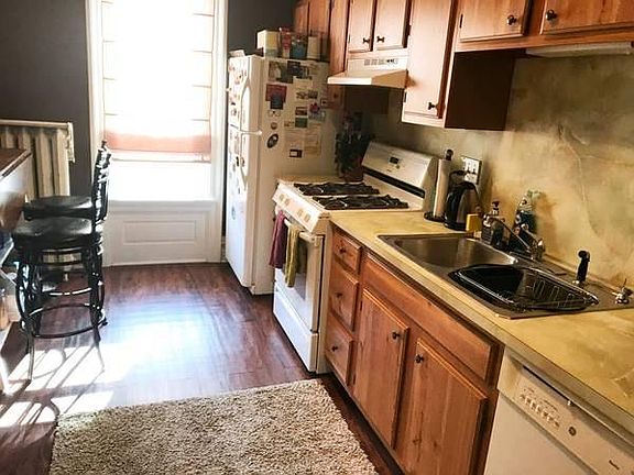 full kitchen with dishwasher and pantry 