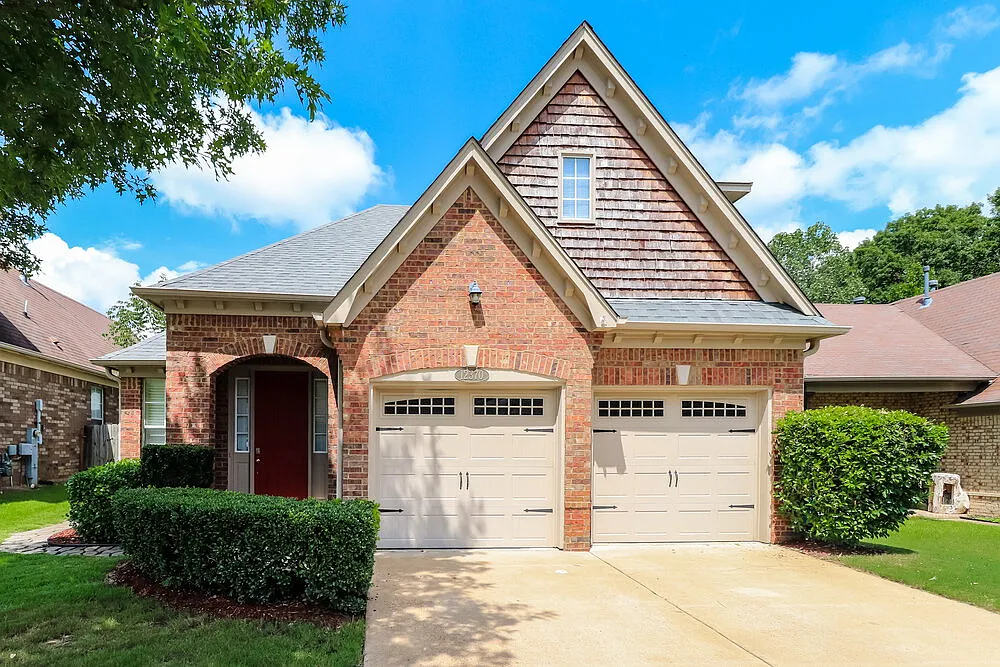 3 bed, 2.0 bath, 1900 sqft, $2,215 — Photo 1