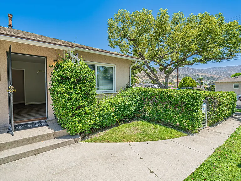 2031 N Parish Pl — Photo 2