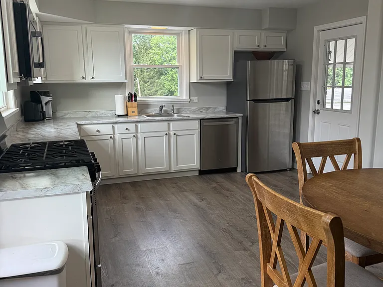 306 Court Dr — Photo 3