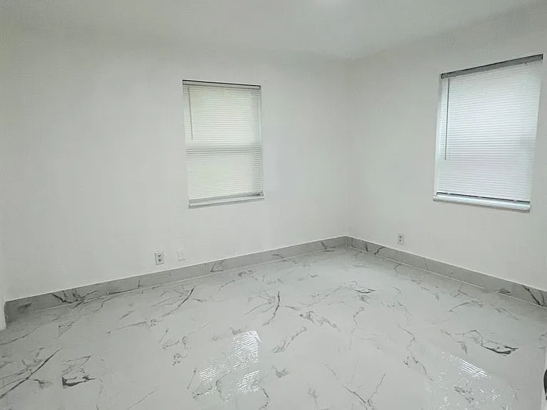 525 NW 22nd Ave — Photo 2