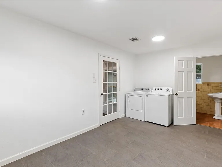 1422 Hewitt Dr — Photo 4