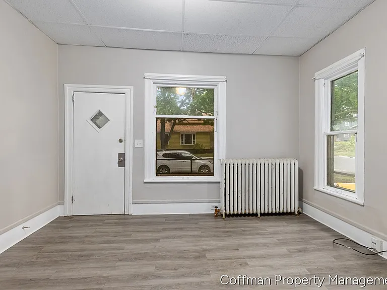 1545 Queen Ave NE — Photo 5
