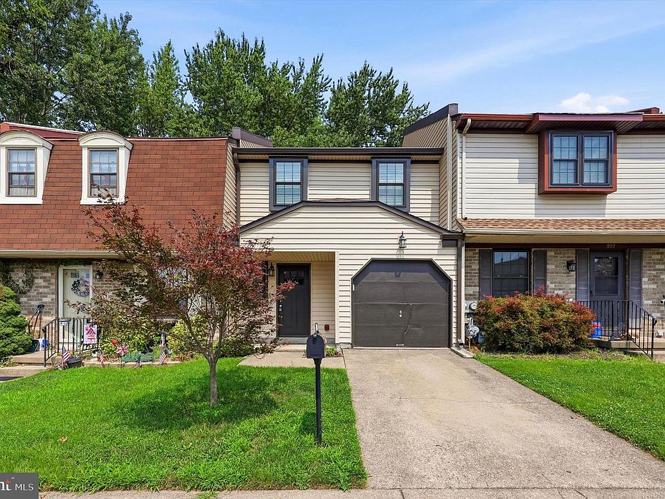 1st image of 909 Clover Pl